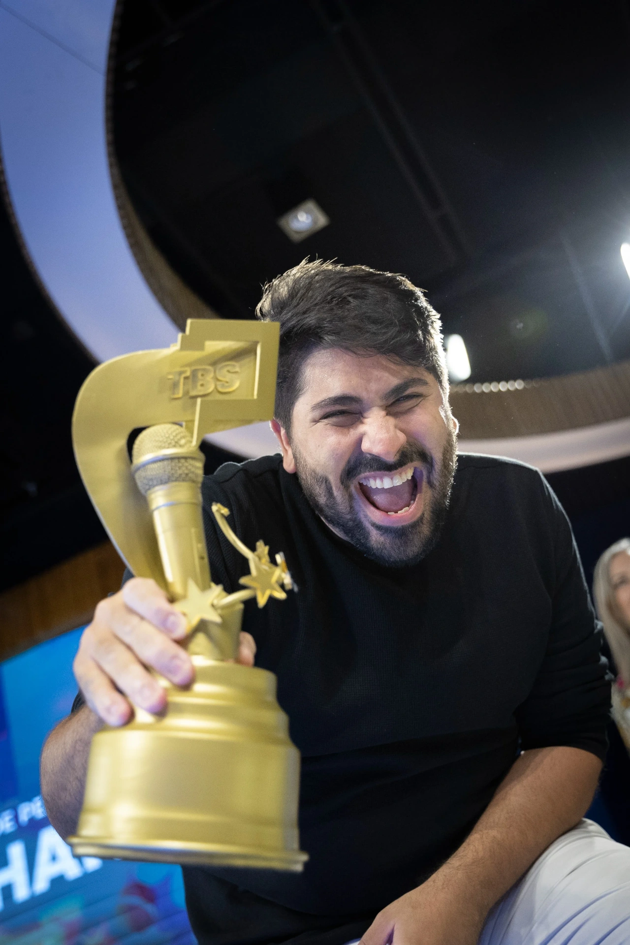 Thiago Athanazio segurando o troféu do The Best Speaker Brasil 2024